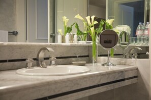 Studio | Bathroom | Free toiletries, hair dryer, towels