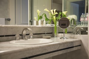 Studio | Bathroom | Free toiletries, hair dryer, towels