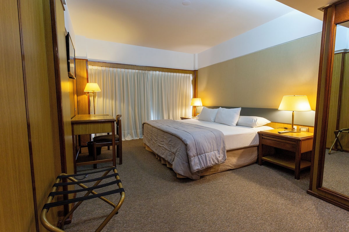 Premium bedding, in-room safe, desk, cribs (free)