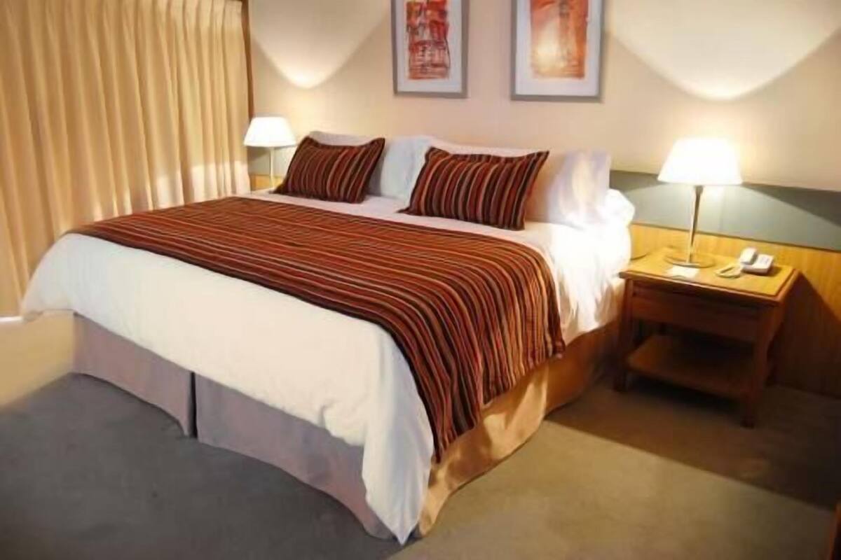 Premium bedding, in-room safe, desk, free cribs/infant beds