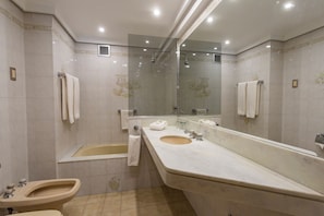 Duschwanne, Komfortbadewanne, Haartrockner, Bidet