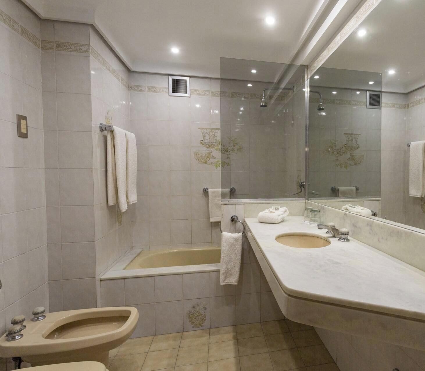 Bañera con ducha, bañera profunda, secador de pelo, bidet