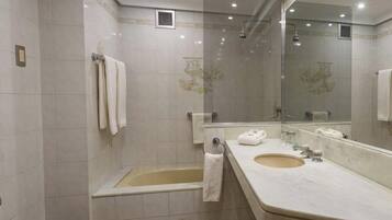 Bañera con ducha, bañera profunda, secador de pelo, bidet