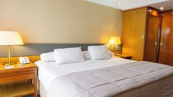 Standard Double Matrimonial | Ylelliset vuodevaatteet, tallelokero huoneessa, työpöytä