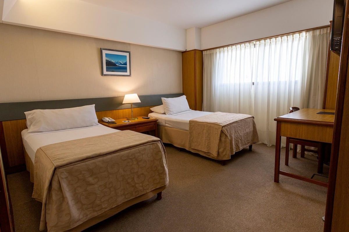 Ropa de cama de alta calidad y caja de seguridad en la habitación