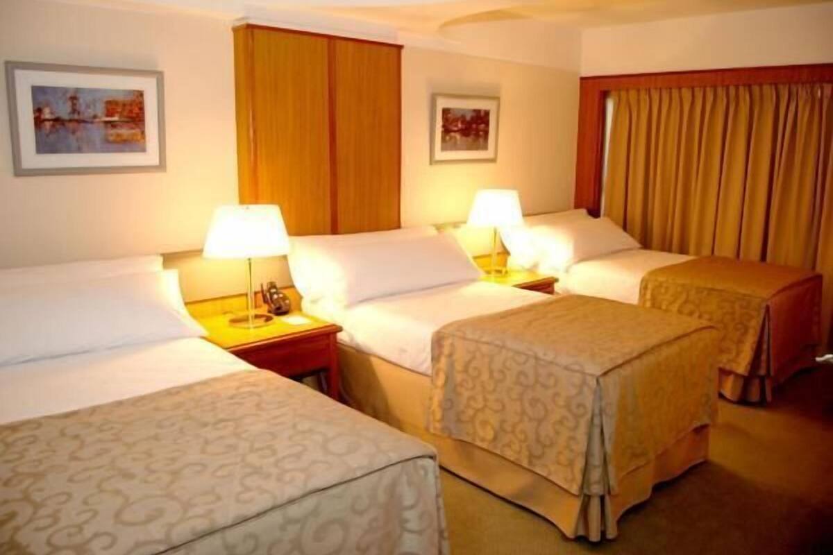 Premium bedding, in-room safe, desk, free cribs/infant beds