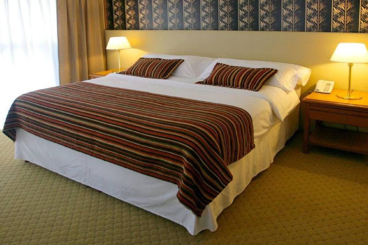 Premium bedding, in-room safe, desk, free cribs/infant beds