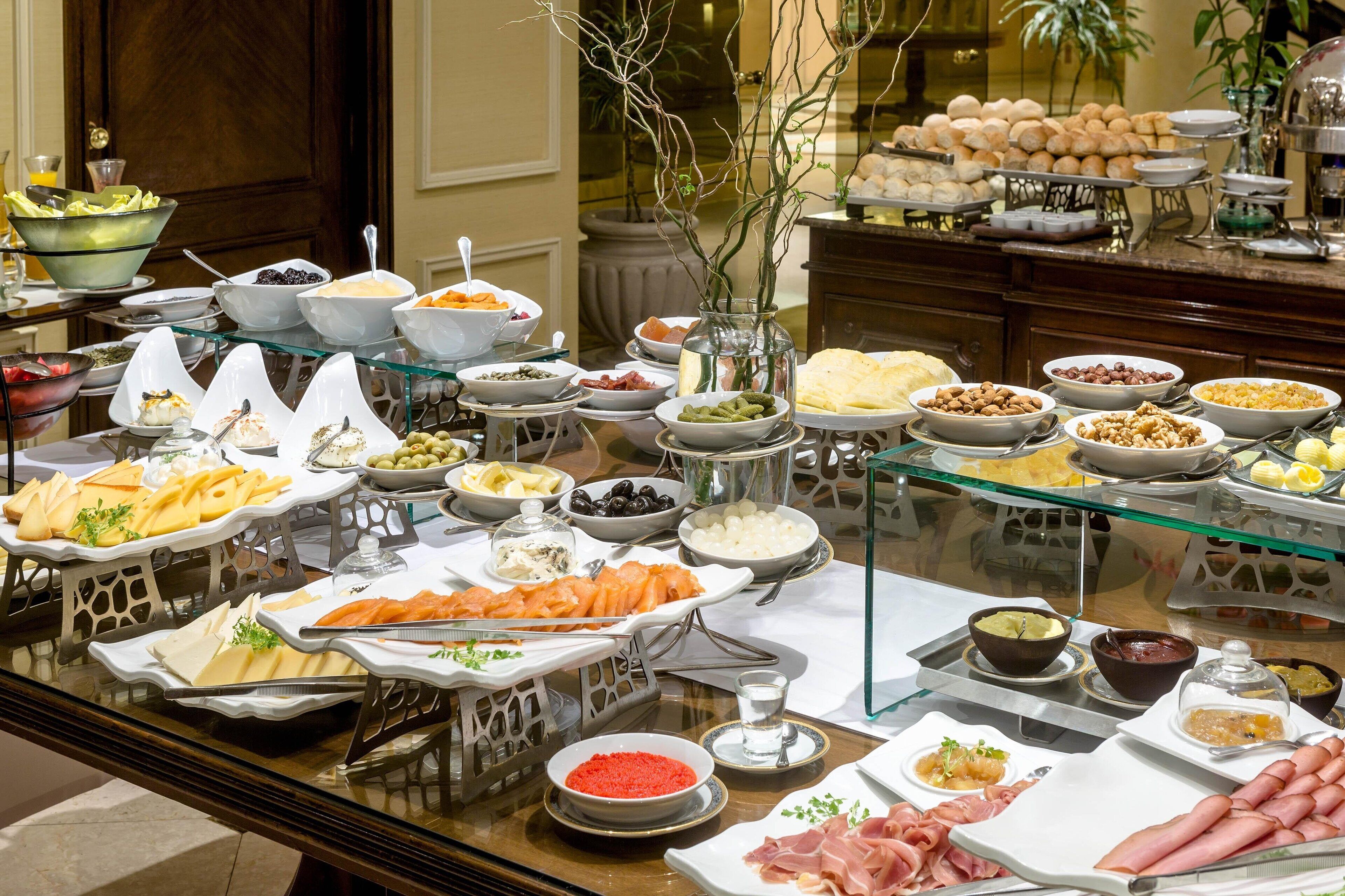Desayuno buffet diario (USD 20 por persona)