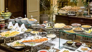 Een buffet met diverse gerechten en een glazen vitrine.