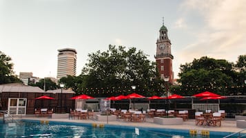 Una piscina techada, una piscina al aire libre de temporada