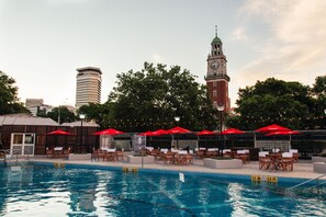 Una piscina techada, una piscina al aire libre de temporada