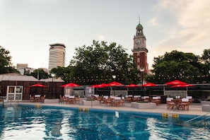 Una piscina techada, una piscina al aire libre de temporada