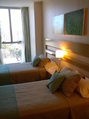 Chambre Supérieure avec lits jumeaux | Minibar, coffres-forts dans les chambres, bureau, rideaux occultants