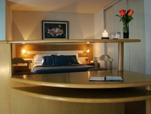 Junior Suite, 1 King Bed | Minibar, in-room safe, desk, blackout drapes