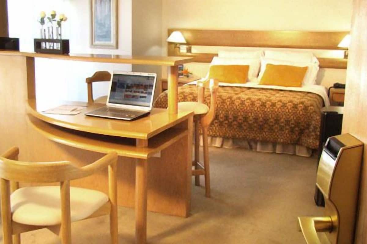 Minibar, caja de seguridad en la habitación y escritorio