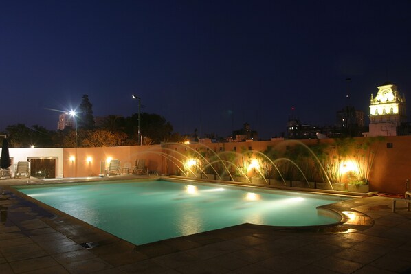 Una piscina al aire libre