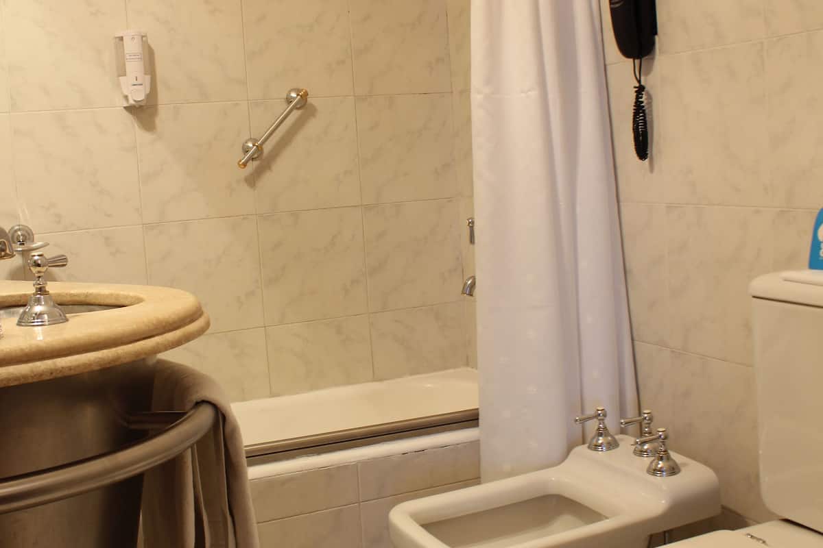 Artículos de tocador gratuitos, secador de pelo, bidet, toallas