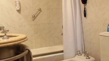 Amenidades de baño gratuitas, secadora de cabello, bidet, toallas