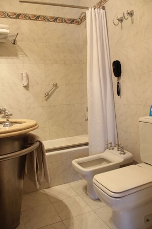 Artículos de tocador gratuitos, secador de pelo, bidet, toallas