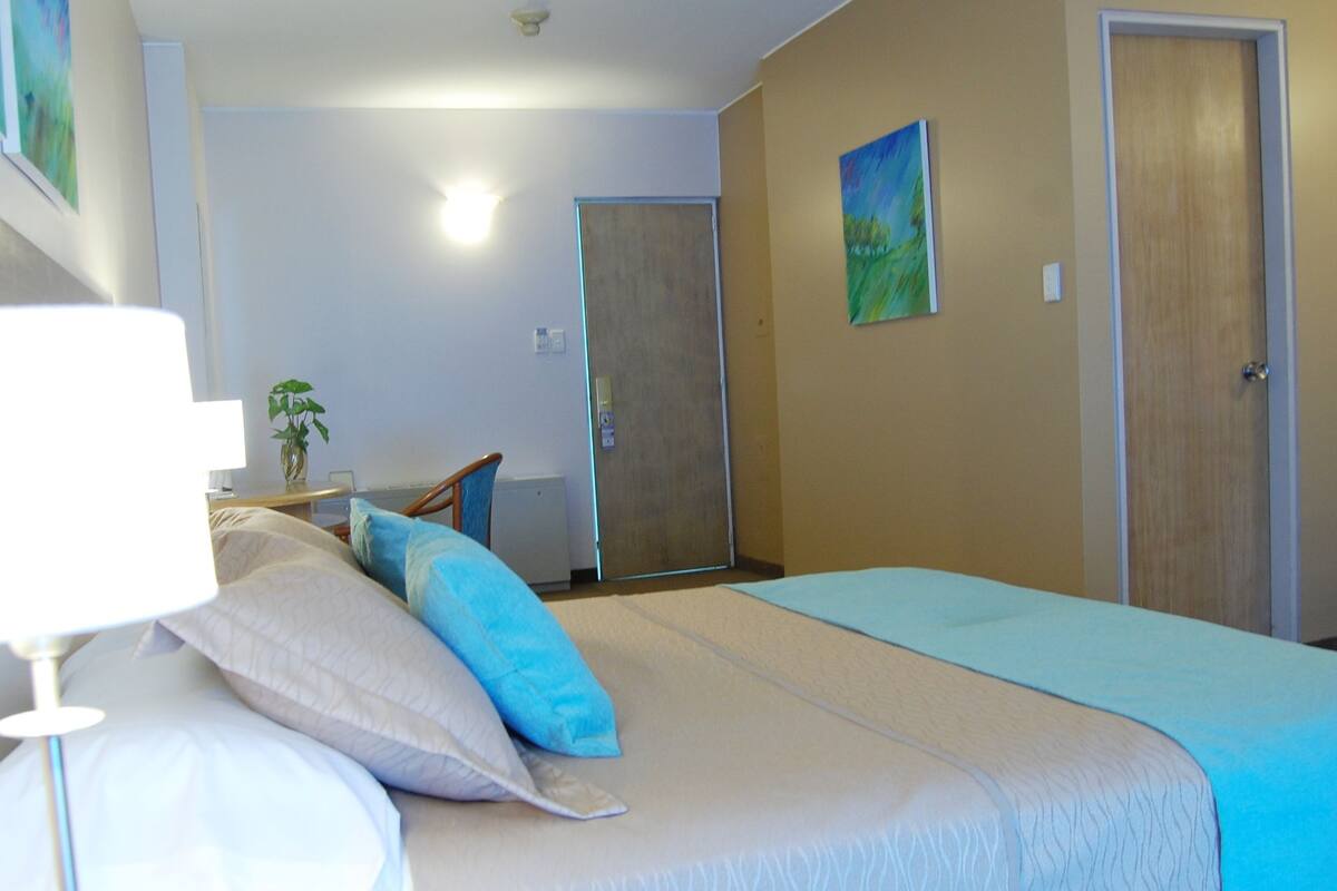 Superior Room, 1 King Bed | Minibar, in-room safe, desk, blackout drapes