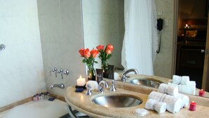 Junior Suite, 1 King Bed | Bathroom - Interplaza Hotel (Córdoba)