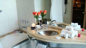 Junior Suite, 1 King Bed | Bathroom | Free toiletries, hair dryer, bidet, towels