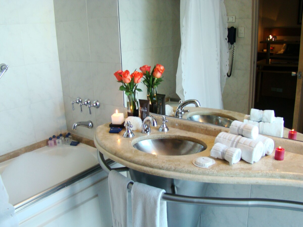 Suite junior, 1 cama de matrimonio grande | Baño | Artículos de higiene personal gratuitos, secador de pelo, bidé y toallas