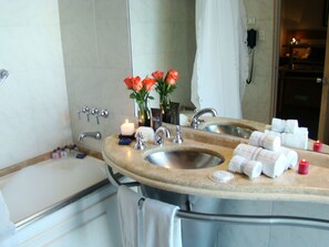 Junior Suite, 1 King Bed | Bathroom | Free toiletries, hair dryer, bidet, towels