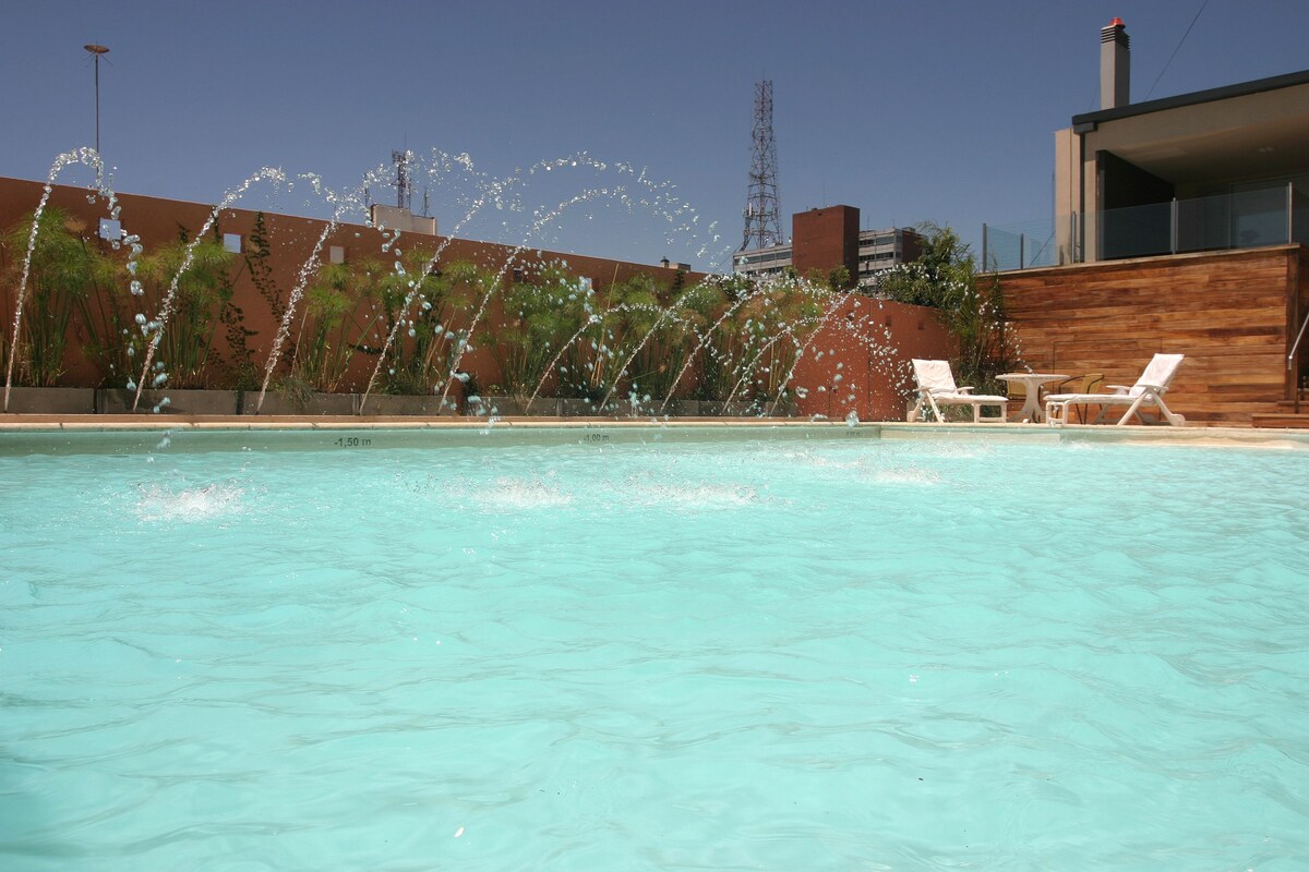 Una piscina al aire libre