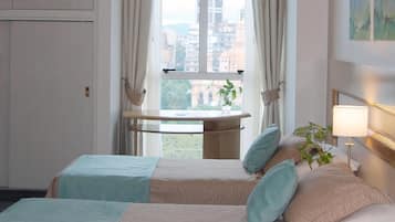 Minibar, coffres-forts dans les chambres, bureau, rideaux occultants