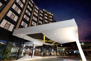 Experience the sleek, contemporary design of this urban hotel, featuring a flat roof and large windows.
