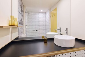 Dusche, kostenlose Toilettenartikel, Haartrockner, Handtücher