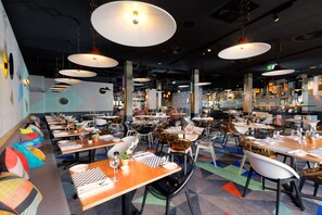 Petit déjeuner et dßner servis sur place, vue sur la piscine