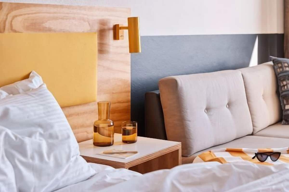 Minibar, escritorio, espacio para trabajar con laptop y insonorización