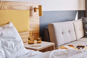 ميني بار ومكتب ومساحة عمل للكمبيوتر المحمول وتجهيزات عازلة للصوت