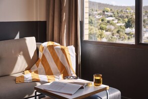 Minibar, escritorio y espacio para trabajar con laptop 