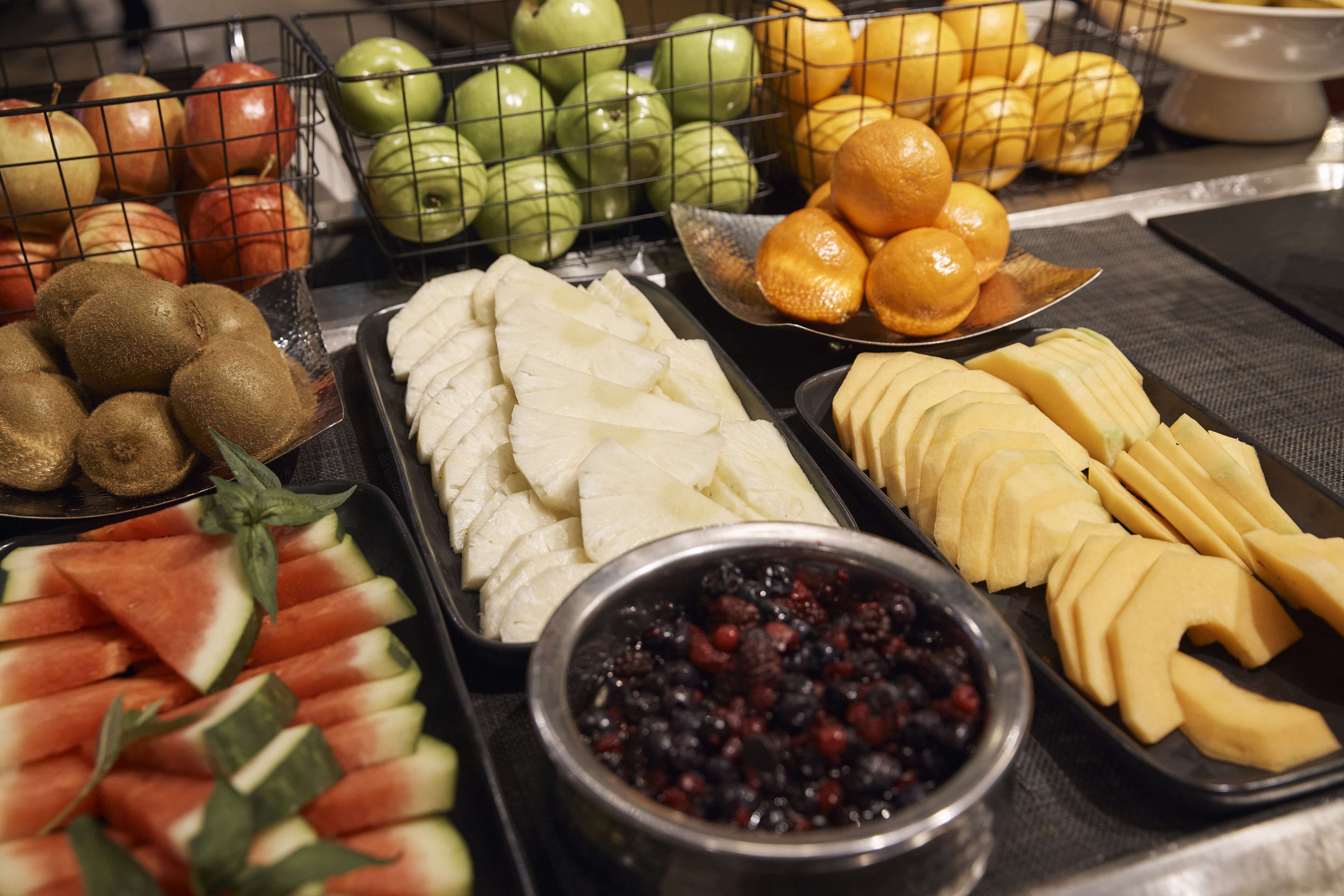 Une variété de fruits et de légumes disposés sur des plateaux.