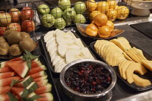 Una variedad de frutas y verduras dispuestas en bandejas.