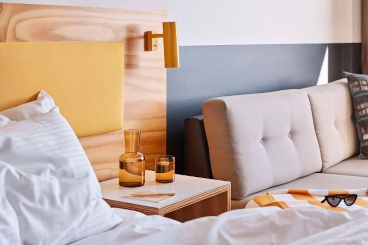Minibar, escritorio y espacio para trabajar con laptop