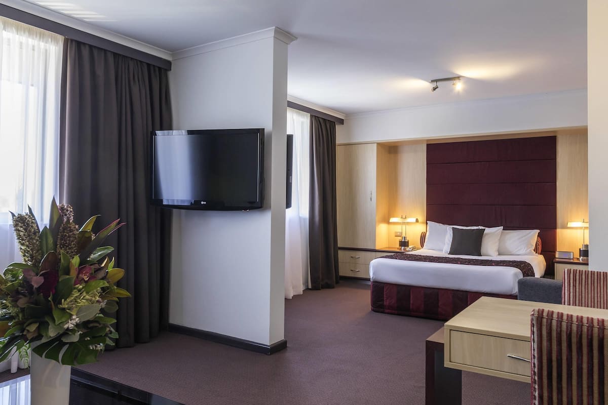 Deluxe Suite, 1 Queen Bed (Spa Bath) | 1 bedroom, minibar, desk, laptop workspace