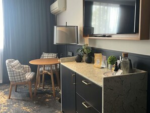 Executive Room, 1 King Bed | Minibar, desk, laptop workspace, iron/ironing board - Mercure Albury (Albury)