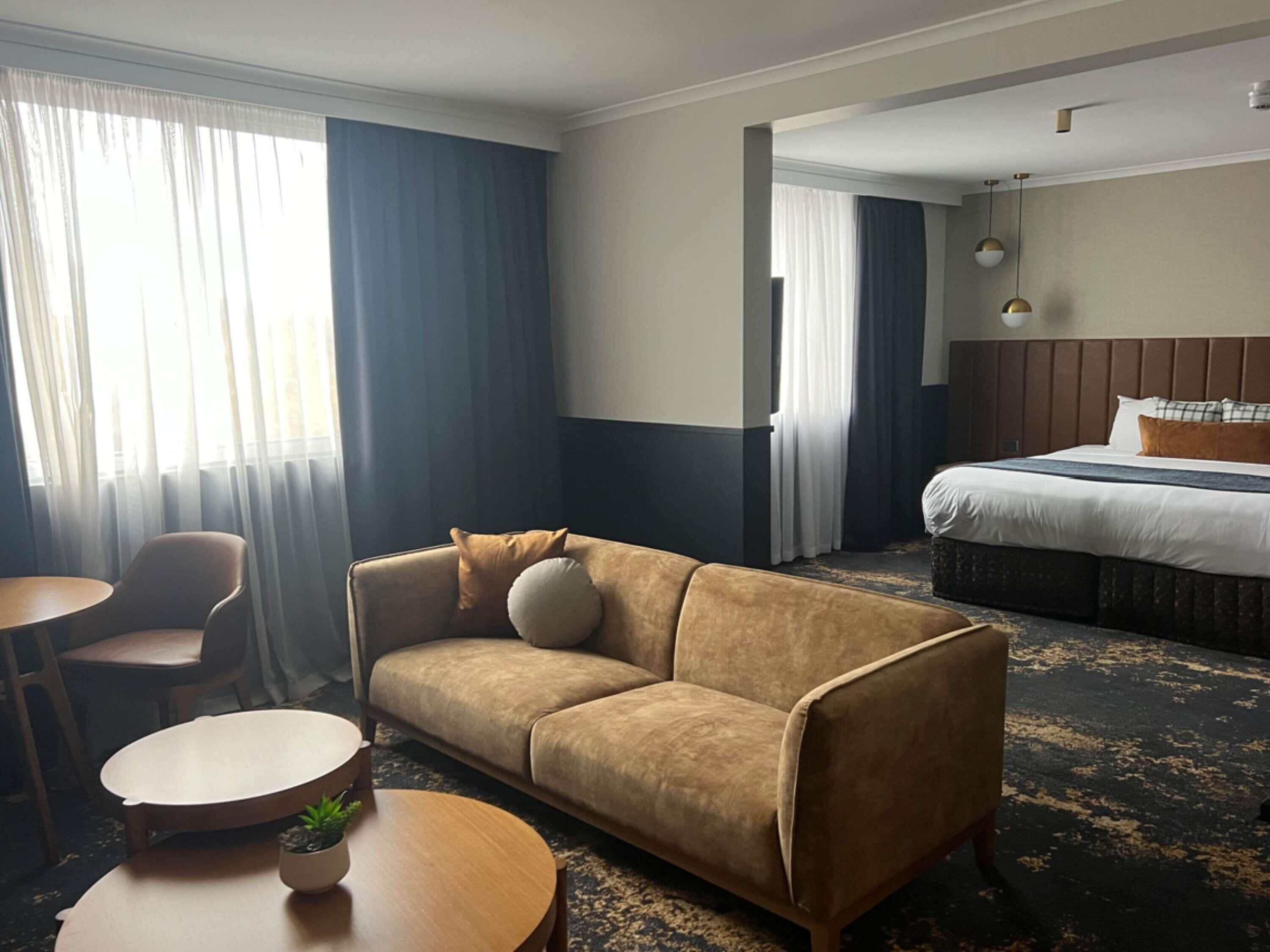 Kamar Eksekutif, 1 Tempat Tidur King | Minibar, meja kerja, ruang kerja ramah laptop, dan setrika/meja setrika