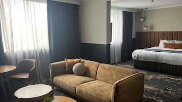 Kamar Eksekutif, 1 Tempat Tidur King | Minibar, meja kerja, ruang kerja ramah laptop, dan setrika/meja setrika