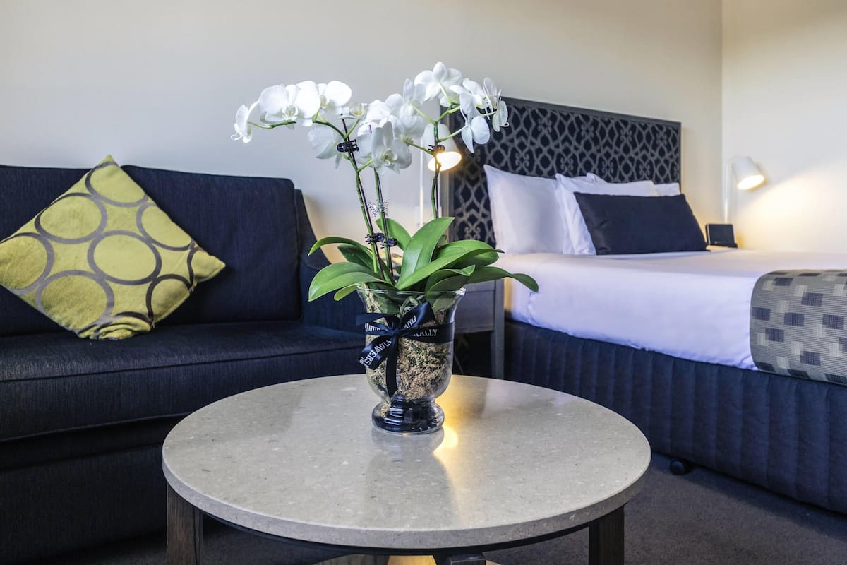 Superior Room, 1 Queen Bed, Non Smoking | 1 bedroom, minibar, desk, laptop workspace