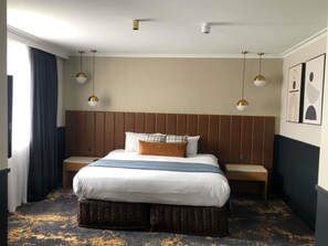 Executive Room, 1 King Bed | Minibar, desk, laptop workspace, iron/ironing board - Mercure Albury (Albury)