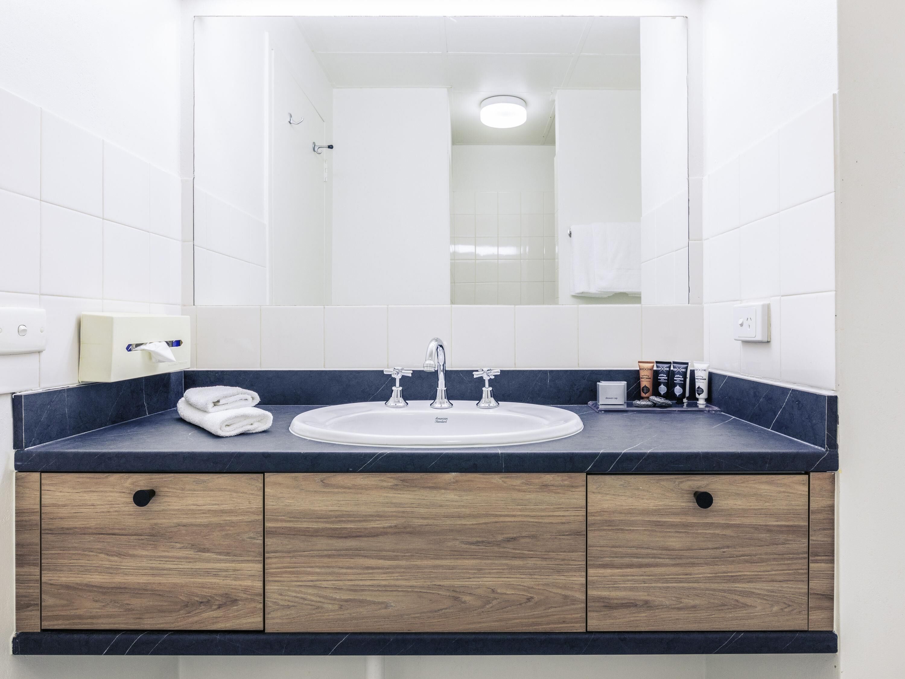 มินิบาร์, โต๊ะทำงาน, พื้นที่ทำงานแบบใช้แล็ปท็อป, เตารีด/โต๊ะรีดผ้า