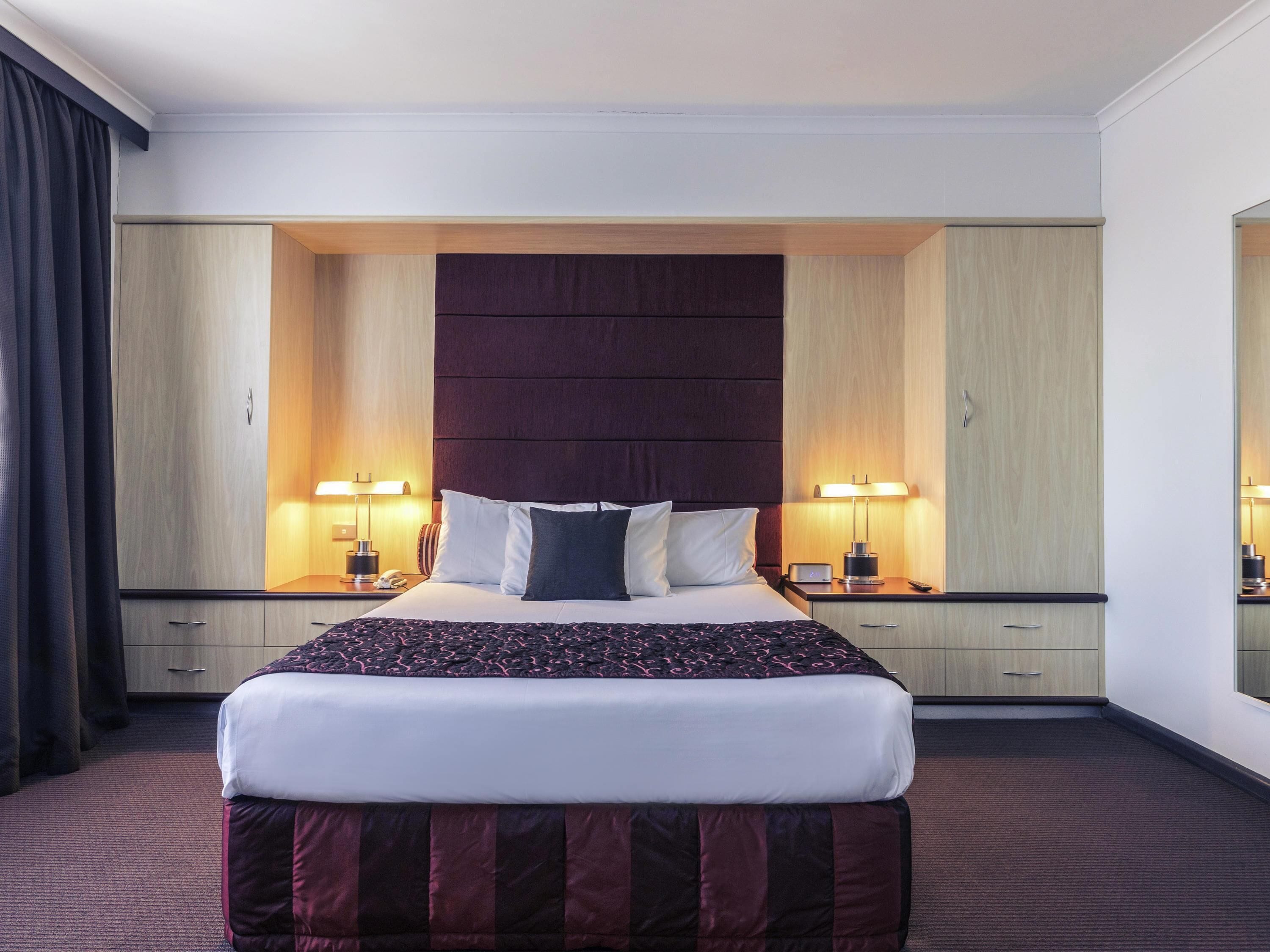 Deluxe suite, 1 queensize bed (Spa Bath) | Een minibar, een bureau, een laptopwerkplek, een strijkplank/strijkijzer