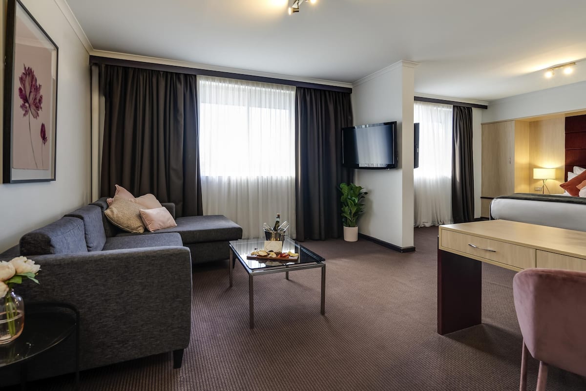 Suite Deluxe, 1 cama King size | Minibar, escritorio y espacio para trabajar con laptop
