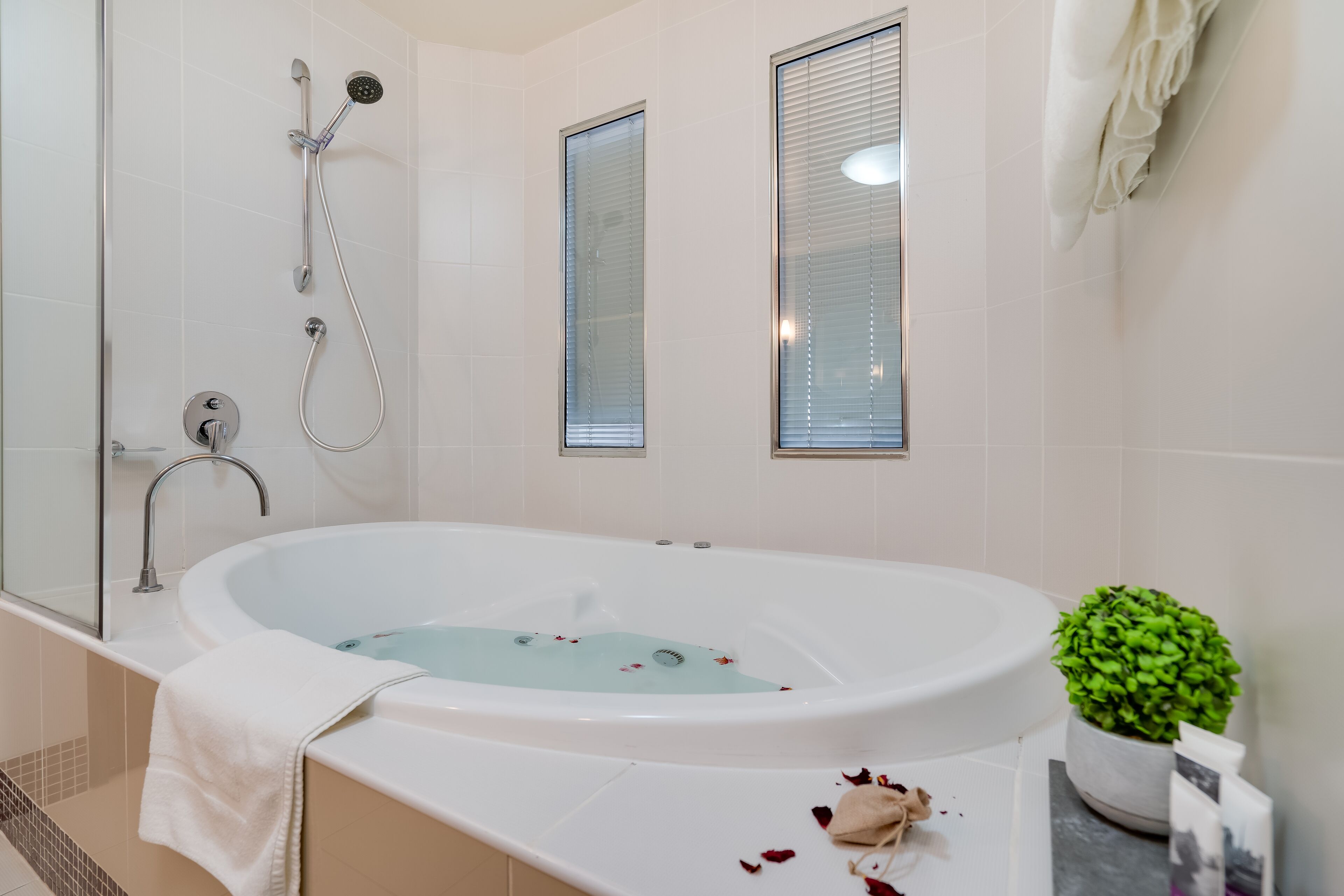 Deluxe Suite, 1 King Bed | Private spa tub