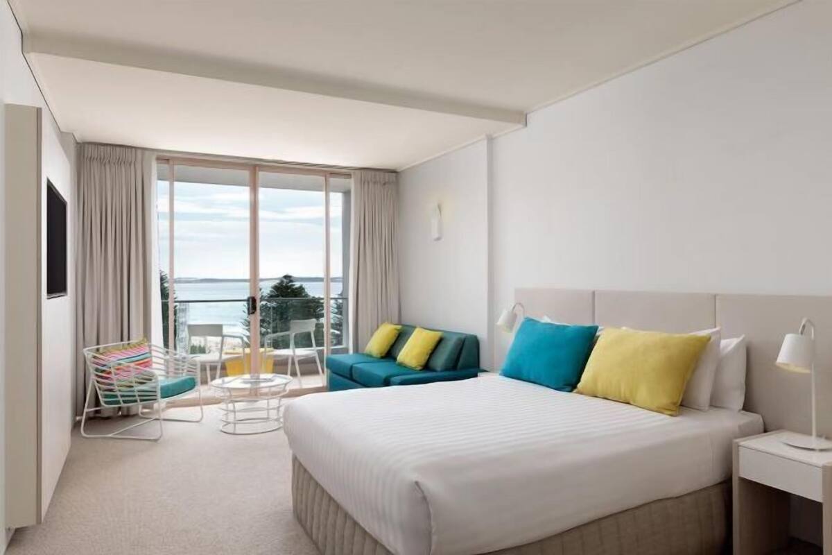 Lakens van Egyptisch katoen, luxe beddengoed, een minibar, een bureau